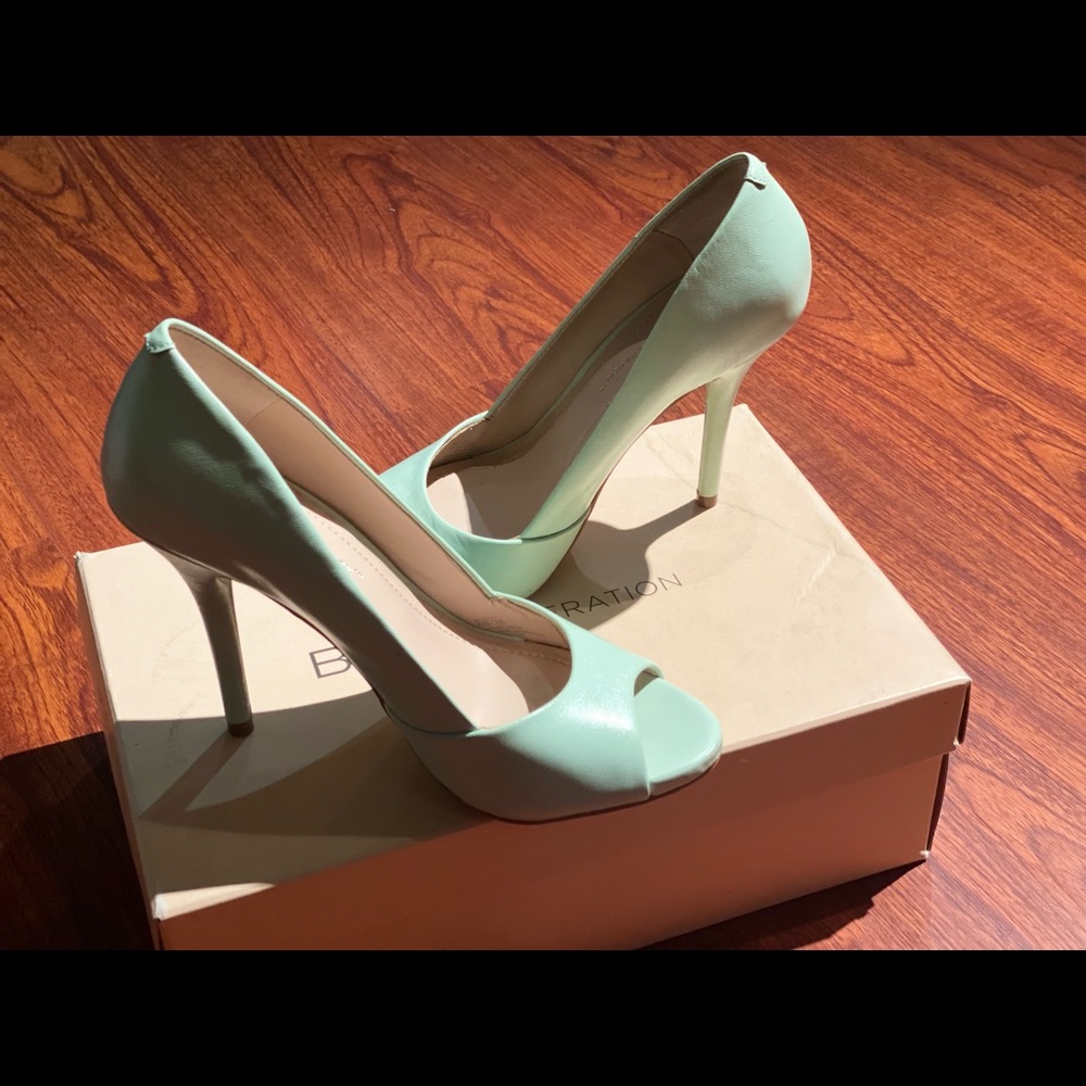 BCBG size 6 shoes